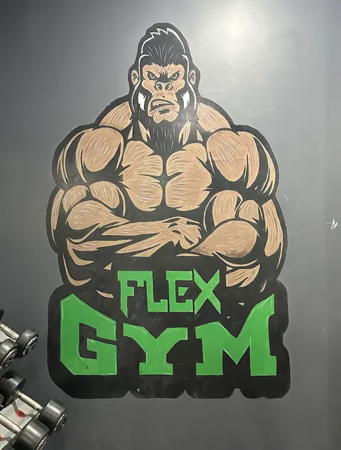 Ağırlık bölümünün duvarına elle boyanmış yeşil Flex Gym goril duvar resmi